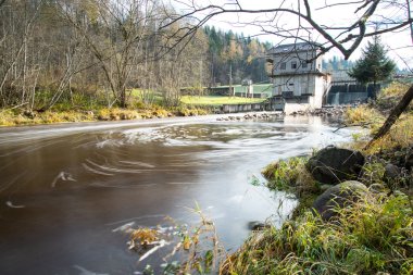 ülkede doğal sonbahar renkli Nehri