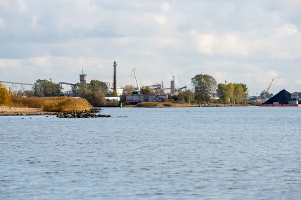 Muelle de carga y buques de carga en puerto marítimo — Foto de Stock