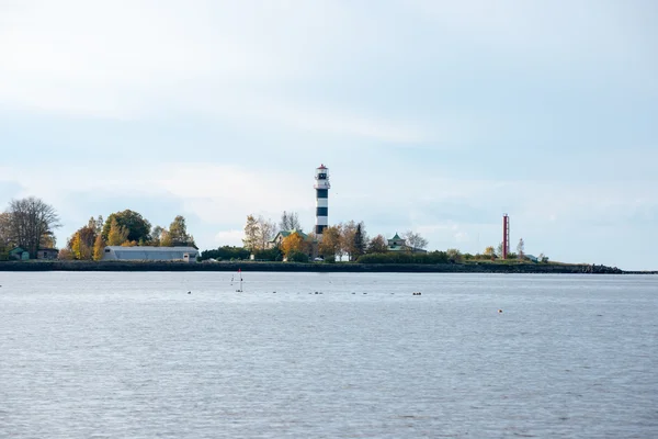 Wellenbrecher im Meer mit Leuchtturm darauf — Stockfoto