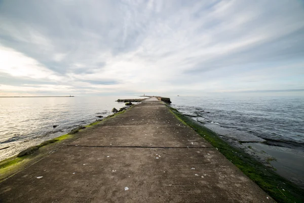 Brise-lames dans la mer avec phare dessus — Photo