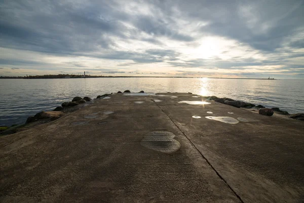 Rompeolas en el mar con faro en él — Foto de Stock