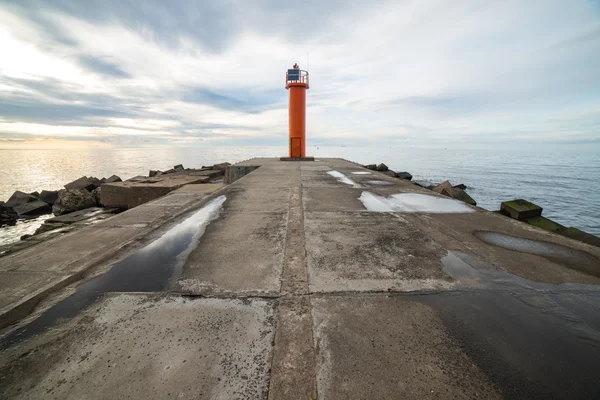 Волнорез в море с маяком на нем — стоковое фото