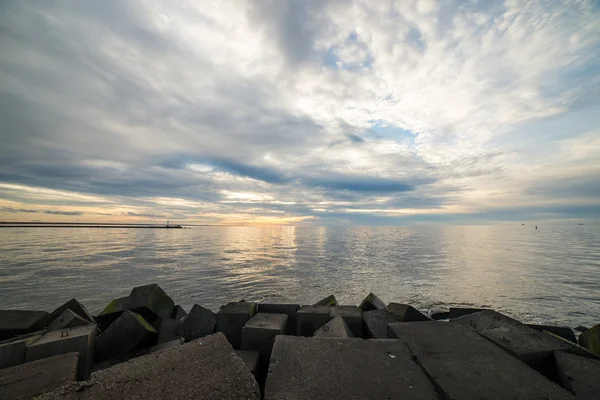 Brise-lames dans la mer avec phare dessus — Photo