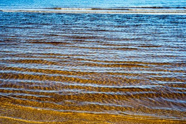 Plage de mer glacée avec premiers morceaux de glace — Photo