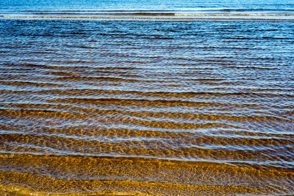 Iskalla stranden med första is bitar — Stockfoto