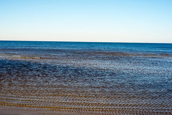 Praia gelada do mar com primeiros pedaços de gelo — Fotografia de Stock
