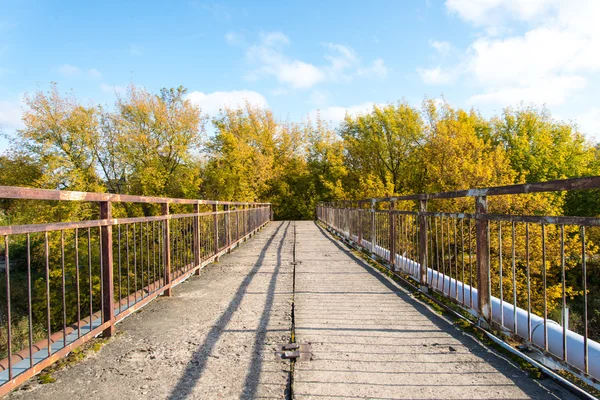 Alte Brücke mit rostigen Metallschienen — Stockfoto