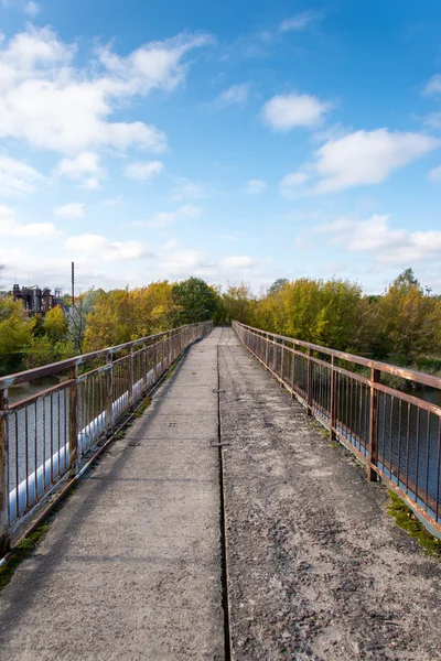 Alte Brücke mit rostigen Metallschienen — Stockfoto