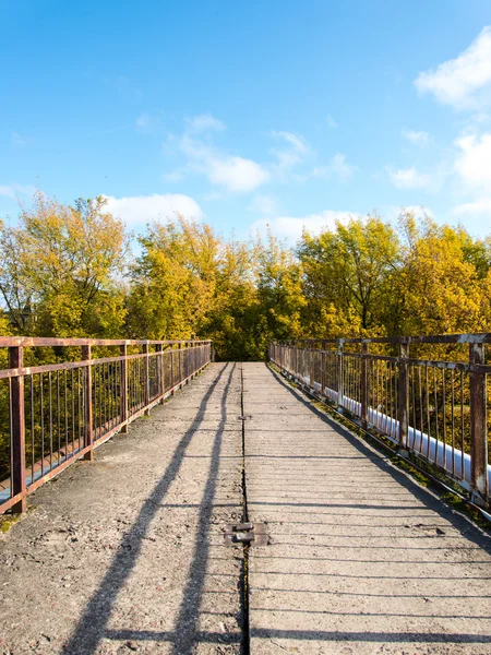 Alte Brücke mit rostigen Metallschienen — Stockfoto