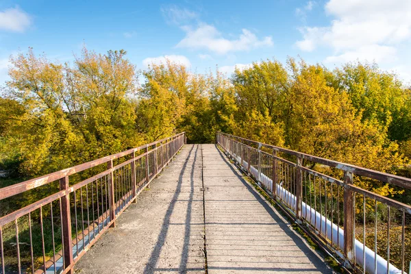 Gamla bron med Rostig metall skenor — Stockfoto