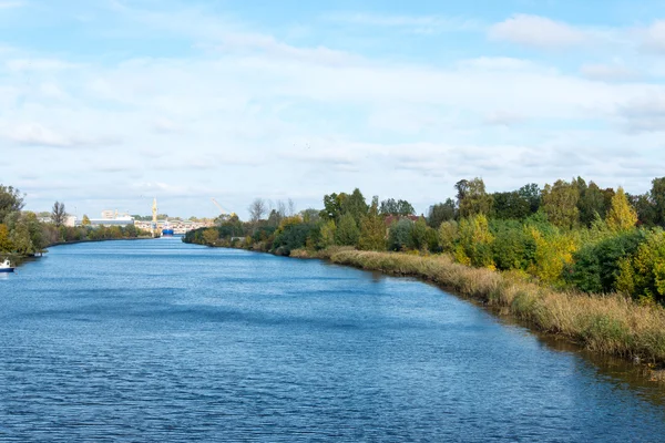 Живописная осенняя цветная река в стране — стоковое фото