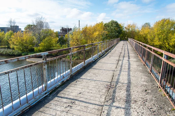 Alte Brücke mit rostigen Metallschienen — Stockfoto