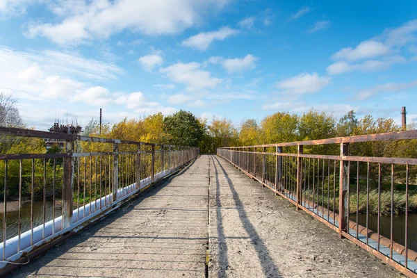 Alte Brücke mit rostigen Metallschienen — Stockfoto