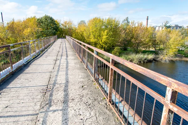 Alte Brücke mit rostigen Metallschienen — Stockfoto