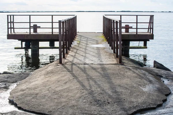 Vieux pont avec rails métalliques rouillés — Photo