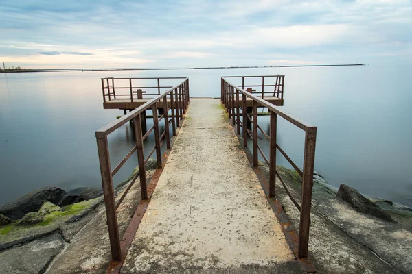 Vecchio ponte con rotaie in metallo arrugginito — Foto Stock