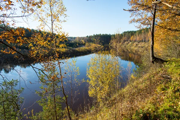 Scenico autunno colorato fiume nel paese — Foto Stock