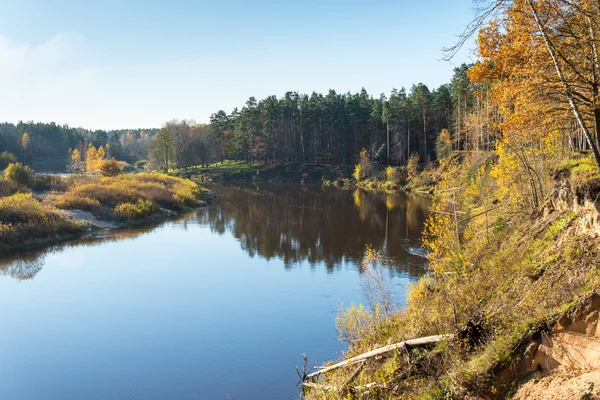 Malownicze jesień kolorowy rzeki w kraju — Zdjęcie stockowe