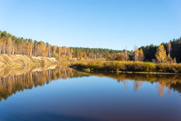 Schilderachtige herfst gekleurde rivier in land — Stockfoto