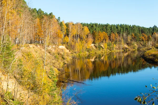Schilderachtige herfst gekleurde rivier in land — Stockfoto
