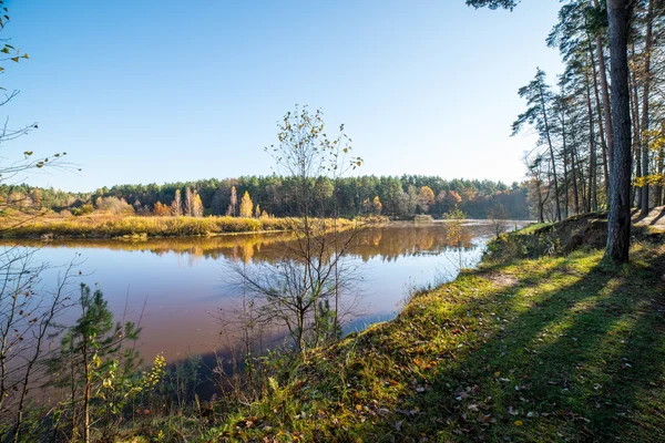 Pittoresque rivière colorée d'automne dans le pays — Photo