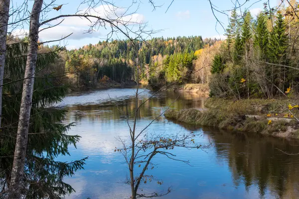 Schilderachtige herfst gekleurde rivier in land — Stockfoto