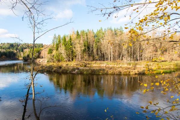 我国景区秋季彩色的河 — 图库照片