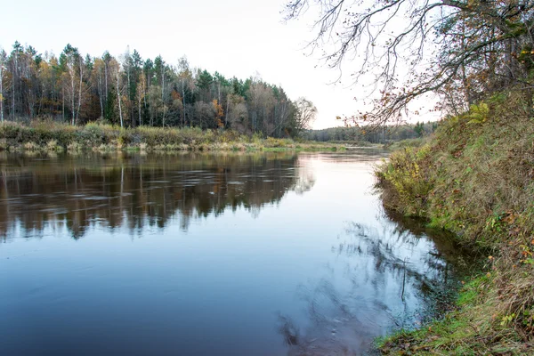 Pittoresque rivière colorée d'automne dans le pays — Photo