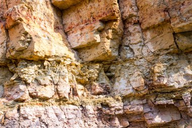 kumtaşı kayalıklarla su kaynağı ile