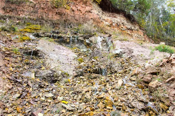 Falésias de arenito com fonte de água — Fotografia de Stock