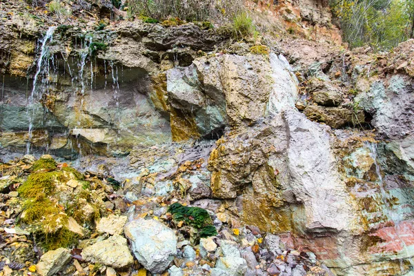 Kumtaşı kayalıklarla su kaynağı ile — Stok fotoğraf