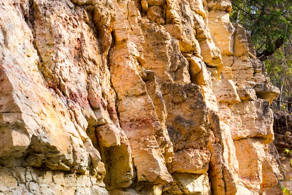 Homokkő sziklák a víz forrása — Stock Fotó