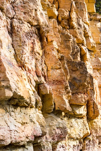 Sandsteinklippen mit Wasserquelle — Stockfoto