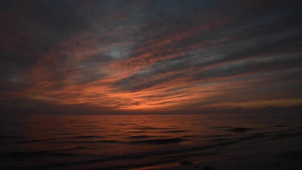 Rode dramatische zonsondergang boven de zee — Stockvideo