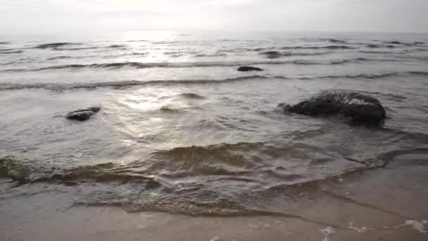 Mistige ochtend door de zee met de golven breken — Stockvideo