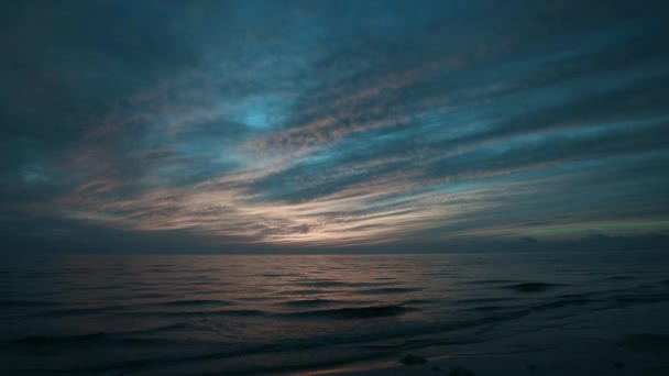 Blauwe dramatische zonsondergang boven de zee — Stockvideo