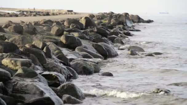 Помилковий ранок біля моря з розбиваючими хвилями — стокове відео