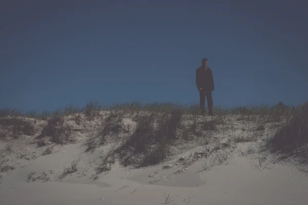 Homem andando nas dunas junto ao mar. Vindima . — Fotografia de Stock