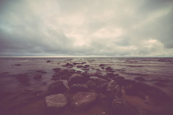Natte rotsen op de kust van de Oostzee. Vintage. — Stockfoto