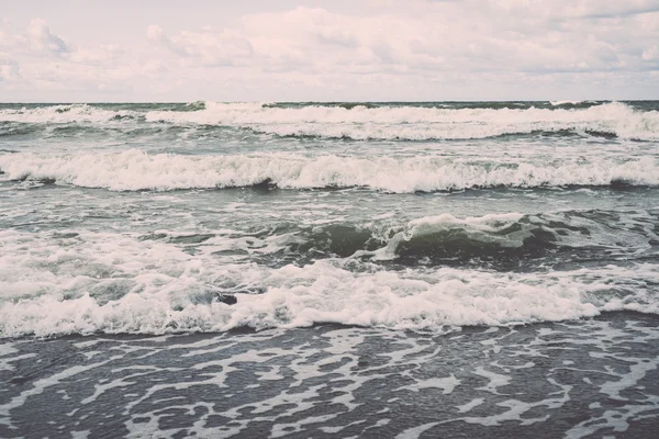 물 파도 모래에 돌진입니다. 빈티지. — 스톡 사진