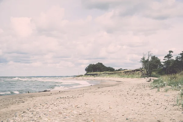 Spiaggia rocciosa nel mare baltico. Vintage . — Foto Stock