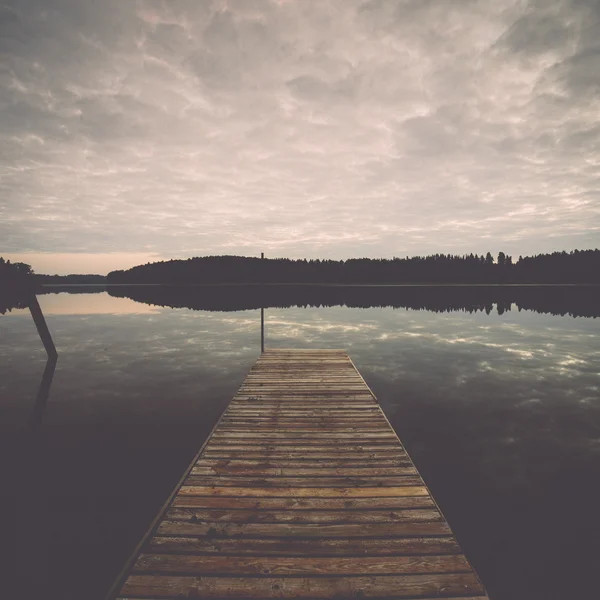 ボードウォークと湖の雲の反射。ヴィンテージ. — ストック写真