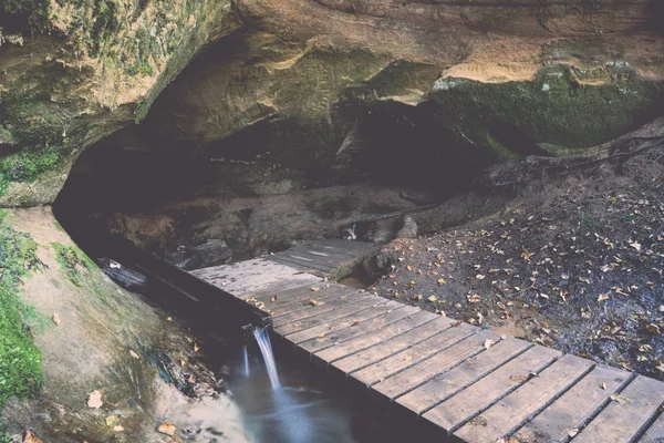 Scenic and beautiful tourism trail in the woods near river . Vin — Stock Photo, Image