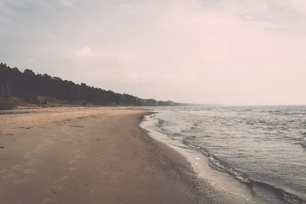 Litoral da praia do mar Báltico com rochas e dunas de areia. Vindima — Fotografia de Stock
