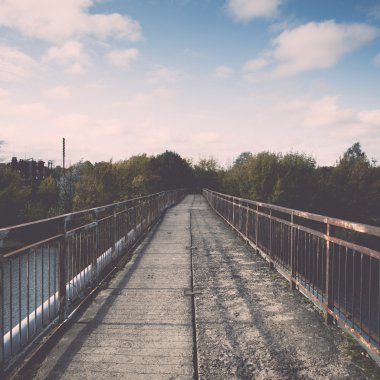 eski köprünün paslı metal raylar ile. Vintage.
