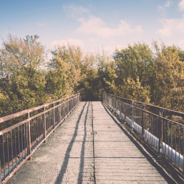 eski köprünün paslı metal raylar ile. Vintage.
