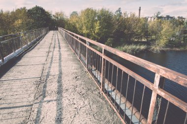 eski köprünün paslı metal raylar ile. Vintage.