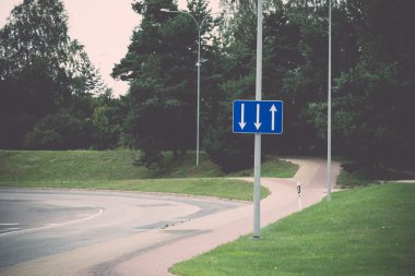 yol işaretleri ve asfalt üzerinde çizgiler. Vintage.