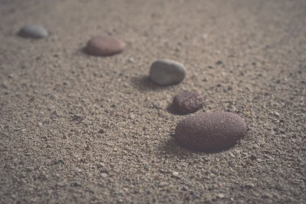 Zen ondas de areia jardim e esculturas de rocha. Vindima . — Fotografia de Stock