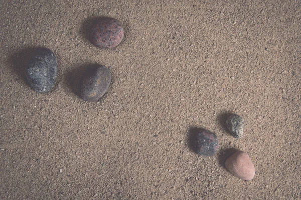 Zen jardín olas de arena y esculturas de roca. Vintage . — Foto de Stock